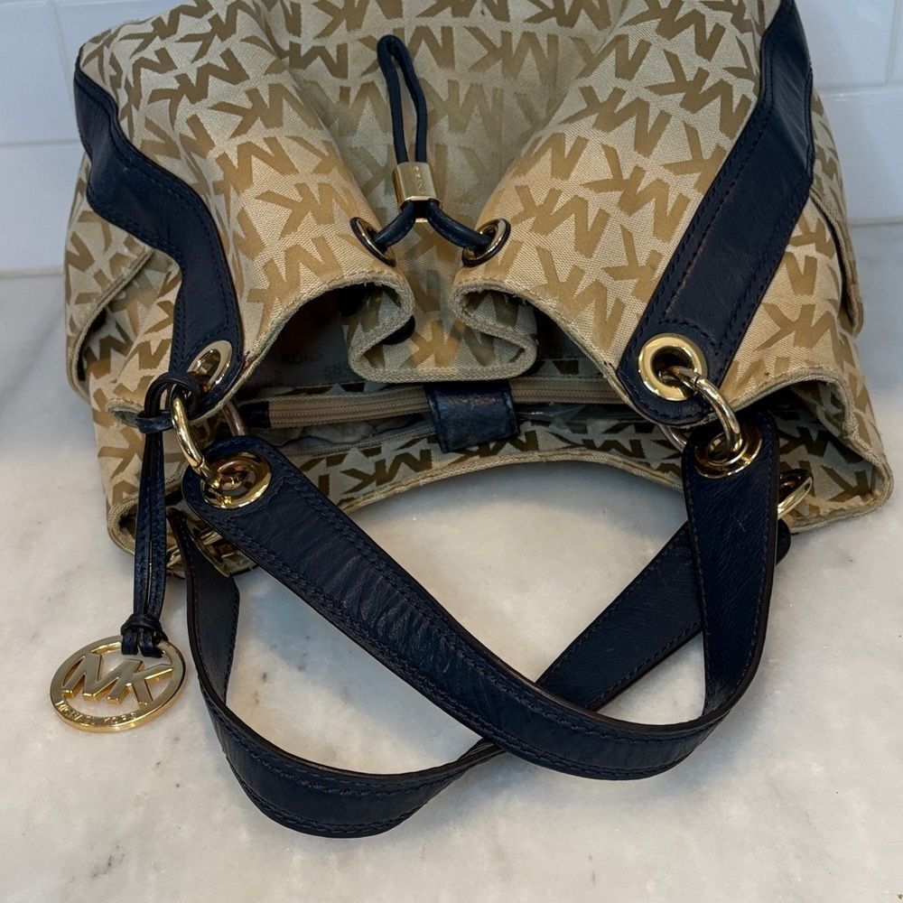 Michael Kors Bag Purse Handbag Ludlow Canvas Signature Drawstring Shoulder Bag - Picture 12 of 17